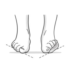 2. Mettiamo le ginocchia insieme con le gambe leggermente distanziate. Solleviamo il bordo esterno del piede mentre il bordo interno rimane appoggiato al suolo.